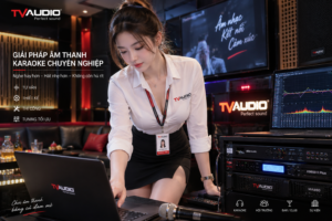 Nhân viên TVAUDIO kiểm tra micro karaoke trong phòng âm thanh chuyên nghiệp